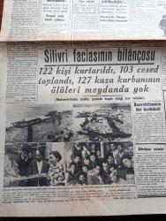 Cumhuriyet Gazetesi - 14 Birincikanun (Aralık) 1940 - Büyük Hadise Yazan Yunus Nadi Köşe Yazısı - Silivri Deniz Faciasının Bilançosu - 122 Kişi Kurtarıldı 103 Cesed Toplandı 127 Kaza Kurbanının Ölüleri Meydanda Yok Fotoğraf - Milli Şefimiz İsmet İnönü Dün Akşam Ankara Civarında Kısa Bir Seyahate Çıktılar - Yunan Ordusu Tepedelene Yaklaşıyor - Yugoslavya Macaristan Arasında Ebedi Dostluk Paktı Belgradda İmzalandı - İtalya'dan Akisler Duçenin Mevkii Tehlikededir - Zeynep Kamil Hastanesi Başhekimi Eyüp Aksoy'u Tehdid Eden Adam Yakalandı - Taksim Eminönü Arasında Otobüs Seferleri - General Kazım Özalp'ın Millete Tavsiyesi - Fransa'da Komünistlere Karşı Takibat - Napolyon'un Oğlunun Kemikleri Viyana'da ki Mezarından Çıkarıldı - Şark Osmanlıcasından Garb Osmanlıcasına Yazan İsmail Hami Danişmend - Hayat Güzeldir Filmi Bugün Melek Sinemasında - Manon Lesko Bugün İpek Sinemasında - Merhametten Maraz Yazan Stefan Zweig Yazı Dizisi - Saray Sinemasında Münir Nurettin Konseri - Atatürk Koşusu