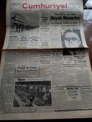 Cumhuriyet Gazetesi - 20 İkincikanun (Ocak) 1941 - Kördöğüşü Yazan Yunus Nadi Köşe Yazısı - Harbiyenin Şanlı Alayı Merasime Giderken Fotoğraf - Renkli Tam Sayfa Savaş Haritası - Sakarya Koşusu Fotoğraf - Beşiktaş Süleymaniyeyi 6 0 Yendi - Roosevelt Bugün Yemin Edecek-  İngilizler Sudanda Kasala Kalesini Geri Aldılar - Hitler'le Mussolini Buluştular - Yunan Beyaz Kitabı Yazı Dizisi -  Şişli Çocuk Dispanserine Dişçilik Kısmı Da İlave Edildi - Avukatlar İçin Ücret Tarifesi - Küçük Hikaye Onun Karısıyım - Japonya'da Hükümet Amerika'ya Karşı Tedbirler İçin Mütemadi İçtimada - Kızıl Vazo Yazan Peride Celal Yazı Dizisi - İngiltere'de Pasif Müdafaasında Kadınların Mecburi Hizmeti - Bugünkü Radyo Programı - Şehir Tiyatrosu Komedi Kısmında Paşa Hazretleri - Basketbol Maçları - Singer Saati - Oğuz Özdeş'in Hasret Romanı Çıktı
