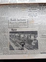 Cumhuriyet Gazetesi - 20 İkincikanun (Ocak) 1941 - Kördöğüşü Yazan Yunus Nadi Köşe Yazısı - Harbiyenin Şanlı Alayı Merasime Giderken Fotoğraf - Renkli Tam Sayfa Savaş Haritası - Sakarya Koşusu Fotoğraf - Beşiktaş Süleymaniyeyi 6 0 Yendi - Roosevelt Bugün Yemin Edecek-  İngilizler Sudanda Kasala Kalesini Geri Aldılar - Hitler'le Mussolini Buluştular - Yunan Beyaz Kitabı Yazı Dizisi -  Şişli Çocuk Dispanserine Dişçilik Kısmı Da İlave Edildi - Avukatlar İçin Ücret Tarifesi - Küçük Hikaye Onun Karısıyım - Japonya'da Hükümet Amerika'ya Karşı Tedbirler İçin Mütemadi İçtimada - Kızıl Vazo Yazan Peride Celal Yazı Dizisi - İngiltere'de Pasif Müdafaasında Kadınların Mecburi Hizmeti - Bugünkü Radyo Programı - Şehir Tiyatrosu Komedi Kısmında Paşa Hazretleri - Basketbol Maçları - Singer Saati - Oğuz Özdeş'in Hasret Romanı Çıktı
