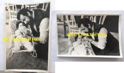 CİHAN ÜNAL'IN ORİJİNAL 2'Lİ FOTOĞRAF SETİ, 18 x 12 cm EBADINDA - CİHAN ÜNAL BEBEĞİYLE BİRLİKTE ZAMAN GEÇİRİRKEN ÇEKİLMİŞ 2 FARKLI KARE