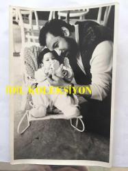 CİHAN ÜNAL'IN ORİJİNAL 2'Lİ FOTOĞRAF SETİ, 18 x 12 cm EBADINDA - CİHAN ÜNAL BEBEĞİYLE BİRLİKTE ZAMAN GEÇİRİRKEN ÇEKİLMİŞ 2 FARKLI KARE