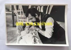 CİHAN ÜNAL'IN ORİJİNAL 2'Lİ FOTOĞRAF SETİ, 18 x 12 cm EBADINDA - CİHAN ÜNAL BEBEĞİYLE BİRLİKTE ZAMAN GEÇİRİRKEN ÇEKİLMİŞ 2 FARKLI KARE
