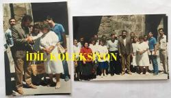 CİHAN ÜNAL'IN ORİJİNAL 2'Lİ FOTOĞRAF SETİ, 12,5 x 9 cm EBADINDA - CİHAN ÜNAL HAYRANLARINA İMZA DAĞITIRKEN ve HATIRA POZU VERİRKEN ÇEKİLMİŞ 2 FARKLI KARE