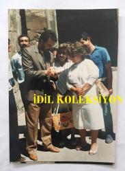 CİHAN ÜNAL'IN ORİJİNAL 2'Lİ FOTOĞRAF SETİ, 12,5 x 9 cm EBADINDA - CİHAN ÜNAL HAYRANLARINA İMZA DAĞITIRKEN ve HATIRA POZU VERİRKEN ÇEKİLMİŞ 2 FARKLI KARE