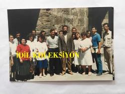 CİHAN ÜNAL'IN ORİJİNAL 2'Lİ FOTOĞRAF SETİ, 12,5 x 9 cm EBADINDA - CİHAN ÜNAL HAYRANLARINA İMZA DAĞITIRKEN ve HATIRA POZU VERİRKEN ÇEKİLMİŞ 2 FARKLI KARE
