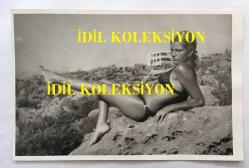 AJDA PEKKAN'IN ORİJİNAL FOTOĞRAFI, 18 x 12 cm EBADINDA - AJDA PEKKAN 1960'LARDA DENİZ KENARINDA MAYOSUYLA GÜNEŞLENİP POZ VERİRKEN ÇEKİLMİŞ BİR KARE