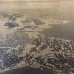 ANTALYA FOTOĞRAFI, ORİJİNAL AJANS BASIMI, BÜYÜK BOY - 25 x 25 cm EBADINDA - ANTALYA'DA UÇUŞ YAPAN ASKERİ SAVAŞ UÇAĞININ GÖKYÜZÜNDEN ÇEKİLMİŞ BİR FOTOĞRAFI, TARİHİ AMFİ TİYATRO ve DENİZ MANZARASI