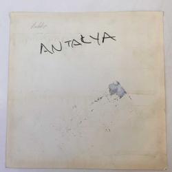 ANTALYA FOTOĞRAFI, ORİJİNAL AJANS BASIMI, BÜYÜK BOY - 25 x 25 cm EBADINDA - ANTALYA'DA UÇUŞ YAPAN ASKERİ SAVAŞ UÇAĞININ GÖKYÜZÜNDEN ÇEKİLMİŞ BİR FOTOĞRAFI, TARİHİ AMFİ TİYATRO ve DENİZ MANZARASI