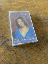 ESRA ÖZMEN - KADIN DELİSİ - KASET (JELATİNİNDE)