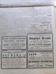Cumhuriyet Gazetesi - 12 Şubat 1942 - Singapurun Akıbeti Yazan Yunus Nadi Köşe Yazısı - Ankara Tekzib Ediyor Perapalas Suikastine Dair Tahkikat Alman Ajanları Mesuliyetinin Sabit Olmadığına Bildiriliyor - Tanca Hadisesi Üzerine - Singapuru Bütün Tabii Arıza Ve Tesisat ile Gösterirler Kabartma Kroki - Japonlar Singapur'a Girdiler - Zavallı Dost Yunanistan - Amerika'nın Harp Masrafı Şimdiden 143 Milyar Doları Buldu - Şark Cephesinde Gördüklerim Yazan Emekli General H. Emir Erkilet Yazı Dizisi - Yalova Kaplıcaları Otel Termal Ve Banyoları - Mesud Günler Şehzadebaşı Turan Sinemasında - Dağlar Kralı Bu Akşam Lale Sinemasında - Avrupa'da Rönesanstan Sonra Ahlak Hususiyetleri Yazan Burhan Toprak - Sızı Yazan Mükerrem Kamil Su Yazı işleri - Etyemez Yazan Burhan Felek Köşe Yazısı - Sinir Kırıklık Ve Bütün Ağrılara Deva Kaşeleri - Bulmaca - Borsa- Şehir Tiyatrosu Temsilleri - Tepebaşı Dram Kısmında Rüzgar Esince - Komedi Kısmında Kiralık Odalar - Bugünkü Radyo Programı