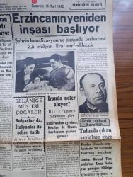 Cumhuriyet Gazetesi - 14 Mart 1942 - Fransız İngiliz Münasebetleri Yazan Yunus Nadi Köşe Yazısı - Küçük Şişelerde Rakı Satılmaması Kararlaştı - Erzincanın Yeniden İnşası Başlıyor - Berlin Operası Başmuganniyesi İstanbul'da Fotoğraf - Rus Süvarileri Fotoğraf- Şark Cephesinde Gördüklerim Alman Führerine Veda Ederken Yazan Emekli General H. Emir Erkilet Yazı Dizisi - 14 Mart Tıbbiyeliler Bayramı Yazan Profesör Doktor Kazım İsmail - İbrahim Özgür Süreyya Salonlarında - Willy Forst'un Şaheseri Operet Ses Sinemasında - Hallo Broadway Bugün Saray Sinemasında - Küçük Hikaye Yıldırım İzdivacı Yazan Hadiye İclal - Sızı Yazan Mükerrem Kamil Su Yazı Dizisi - 7 Günahkarlar Çemberlitaş Sinemasında - Va Nû'cuğum Balık Yiyelim Yazan Burhan Felek Köşe Yazısı - Erna Sack Konseri Saray Sinemasında - Gözden Pudra - Bulmaca - Singer Saat - Bugünkü Radyo Programı