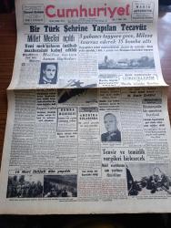 Cumhuriyet Gazetesi - 17 Mart 1942 - Hindiler Ait Bir Hatıra Yazan Yunus Nadi Köşe Yazısı - Bir Türk Şehrine Yapılan Tecavüz - 3 Yabancı Tayyare Gece Milasa Taarruz Ederek 15 Bomba Attı Fotoğraf - Millet Meclisi Açıldı - İngilterenin Hindistan Kral Naibi Lord linlitggow - 16 Mart Anması Dün Yapıldı Fotoğraf - Şark Cephesinde Gördüklerim Yazan Emekli General H. Erkilet Yazı Dizisi - Şark Cephesinden Resimler - Manisa Mebusu Refik İnce'nin İki Takriri - İhtikar Ve Edebiyat Yazan Ziyaeddin Fahri - Kıskanç İpek Sinemasında - Artist Istırabı Şark Sinemasında - Arjantina Yarın Akşam Melek Sinemasında - Fener Patrikhanesindeki Yangın Davası - Büyük İnönü Koşusu - Kleopatra Bu Perşembe Lale Sinemasında - Sızı Yazan Mükerrem Kamil Su Yazı Dizisi - Sevinilecek Bir Aydınlanma Yazan Burhan Felek Köşe Yazısı - Yeni Blaupunkt Radyoları Gelmiştir - Gripin - Bulmaca - Bugünkü Radyo Programı - Poker Traş Bıçağı - Haydar Rifatın Eserleri - Singer Saat Mağazaları - İzona Saç Sabunu