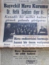 Cumhuriyet Gazetesi - 6 Haziran 1942 - İkinci Cephe Yazan Yunus Nadi Köşe Yazısı - Başvekil Doktor Refik Saydam Hava Kurumu Kurultayını Açtı - Doktor Refik Saydam Diyor Ki Kanatlı Bir Millet Haline Girmek Yolunda Yürüyoruz - Afrika Muhaberelerinde İki Tarafın Esir Aldıkları İngiliz Ve Alman Askerleri Fotoğraf - Askeri Vaziyet Libyadaki Son Mihver Taarruzunun İzahı Yazan Emekli General H. Emir Erkilet Yazı Dizisi - Şark Cephesi Sivastopol Bombalar Altında - Japon Cep Denizaltıları Madagaskara Taarruz Ettiler - Opera Yıldızı Bugün Sümer Sinemasında - Singapur Yolu Bugün Lale Sinemasında - Şahıslar ve Eserler Evliya Çelebi Yazan Ahmed Hamdi Tanpınar - Galatasaraylıların Pilavı - Ülker Fırtınası Yazan Safiye Erol Yazı Dizisi - Gene Zehirli Gaz Tehlikesi Yazan Ömer Rıza Doğrul Köşe Yazısı - Boşuna Üzüntü Yazan Burhan Felek Köşe Yazısı - Müzeyyen Senar Maksim Bahçesinde - Nevzad Akay Taksim Kristal'de - Bugünkü Radyo Programı - Yeşilköy Palas Otel Ve Lokantası Açıldı - Heybeliada Gazinosu