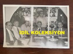 BEŞİKTAŞ'IN EFSANE BAŞKANI SÜLEYMAN SEBA'NIN ORİJİNAL 6'LI FOTOĞRAF SETİ, 18 x 12 cm EBADINDA - SÜLEYMAN SEBA VİTRİNDEKİ KUPALAR ve MADALYALARLA DOLU MEŞHUR ODASINDA KULÜP YÖNETİCİLERİNİ, FUTBOLCULARINI ve DOSTLARINI AĞIRLARKEN ÇEKİLMİŞ 6 FARKLI KARE