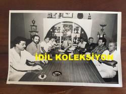 BEŞİKTAŞ'IN EFSANE BAŞKANI SÜLEYMAN SEBA'NIN ORİJİNAL 6'LI FOTOĞRAF SETİ, 18 x 12 cm EBADINDA - SÜLEYMAN SEBA VİTRİNDEKİ KUPALAR ve MADALYALARLA DOLU MEŞHUR ODASINDA KULÜP YÖNETİCİLERİNİ, FUTBOLCULARINI ve DOSTLARINI AĞIRLARKEN ÇEKİLMİŞ 6 FARKLI KARE