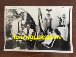 BEŞİKTAŞ'IN EFSANE BAŞKANI SÜLEYMAN SEBA'NIN ORİJİNAL 6'LI FOTOĞRAF SETİ, 18 x 12 cm EBADINDA - SÜLEYMAN SEBA VİTRİNDEKİ KUPALAR ve MADALYALARLA DOLU MEŞHUR ODASINDA KULÜP YÖNETİCİLERİNİ, FUTBOLCULARINI ve DOSTLARINI AĞIRLARKEN ÇEKİLMİŞ 6 FARKLI KARE