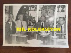 BEŞİKTAŞ'IN EFSANE BAŞKANI SÜLEYMAN SEBA'NIN ORİJİNAL 6'LI FOTOĞRAF SETİ, 18 x 12 cm EBADINDA - SÜLEYMAN SEBA VİTRİNDEKİ KUPALAR ve MADALYALARLA DOLU MEŞHUR ODASINDA KULÜP YÖNETİCİLERİNİ, FUTBOLCULARINI ve DOSTLARINI AĞIRLARKEN ÇEKİLMİŞ 6 FARKLI KARE