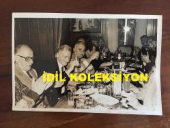 BEŞİKTAŞ'IN EFSANE BAŞKANI SÜLEYMAN SEBA'NIN ORİJİNAL 6'LI FOTOĞRAF SETİ, 18 x 12 cm EBADINDA - SÜLEYMAN SEBA VİTRİNDEKİ KUPALAR ve MADALYALARLA DOLU MEŞHUR ODASINDA KULÜP YÖNETİCİLERİNİ, FUTBOLCULARINI ve DOSTLARINI AĞIRLARKEN ÇEKİLMİŞ 6 FARKLI KARE
