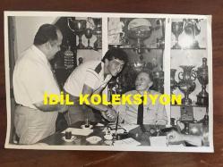 BEŞİKTAŞ'IN EFSANE BAŞKANI SÜLEYMAN SEBA'NIN ORİJİNAL 6'LI FOTOĞRAF SETİ, 18 x 12 cm EBADINDA - SÜLEYMAN SEBA VİTRİNDEKİ KUPALAR ve MADALYALARLA DOLU MEŞHUR ODASINDA KULÜP YÖNETİCİLERİNİ, FUTBOLCULARINI ve DOSTLARINI AĞIRLARKEN ÇEKİLMİŞ 6 FARKLI KARE