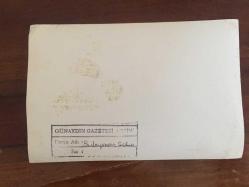 BEŞİKTAŞ'IN EFSANE BAŞKANI SÜLEYMAN SEBA'NIN ORİJİNAL 6'LI FOTOĞRAF SETİ, 18 x 12 cm EBADINDA - SÜLEYMAN SEBA VİTRİNDEKİ KUPALAR ve MADALYALARLA DOLU MEŞHUR ODASINDA KULÜP YÖNETİCİLERİNİ, FUTBOLCULARINI ve DOSTLARINI AĞIRLARKEN ÇEKİLMİŞ 6 FARKLI KARE