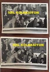 BEŞİKTAŞ'IN EFSANE BAŞKANI SÜLEYMAN SEBA'NIN ORİJİNAL 2'Lİ FOTOĞRAF SETİ, 18 x 12 cm EBADINDA - SÜLEYMAN SEBA STADYUMA MAÇ İZLEMEYE GELEN SEMRA ÖZAL ve SADETTİN TANTAN İLE AYNI KAREDE