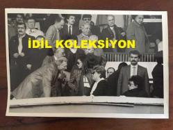 BEŞİKTAŞ'IN EFSANE BAŞKANI SÜLEYMAN SEBA'NIN ORİJİNAL 2'Lİ FOTOĞRAF SETİ, 18 x 12 cm EBADINDA - SÜLEYMAN SEBA STADYUMA MAÇ İZLEMEYE GELEN SEMRA ÖZAL ve SADETTİN TANTAN İLE AYNI KAREDE