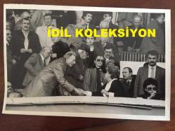 BEŞİKTAŞ'IN EFSANE BAŞKANI SÜLEYMAN SEBA'NIN ORİJİNAL 2'Lİ FOTOĞRAF SETİ, 18 x 12 cm EBADINDA - SÜLEYMAN SEBA STADYUMA MAÇ İZLEMEYE GELEN SEMRA ÖZAL ve SADETTİN TANTAN İLE AYNI KAREDE