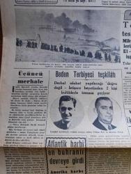 Cumhuriyet Gazetesi - 22 Haziran 1942 - Üçüncü Merhale Yazan Yunus Nadi Köşe Yazısı -  İstanbul Kulüpleriyle Temasa Memur Edilen Vildan Aşir Ve Burhan Felek Fotoğraf - Ankara At Yarışları - Millî Şef İsmet İnönü Dünkü At Yarışlarını Takip Buyurdular - Afrika'da Harekat Tobruk Teslim Oldu - Askeri Vaziyet Tobruk Ve Sivastopol Harplerinin Vaziyeti Yazan Emekli General H. Emir Erkilet Yazı - Gazi Bulvarı Tamamlanıyor - Aldan Kimmiş İslam Türk Ansiklopedisinin Kap Mecmuacısına Yazan İsmail Habib - Rakıdan Ölenler Hakkında Tahkikat - Siyasi İcmal Bir Yıldönümü Yazan Ömer Rıza Doğrul - Safiye Ayla Ve Muammer Karaca Tepebaşı Belediyesi Bahçesinde - Ülker Fırtınası Yazan Safiye Erol Yazı Dizisi - Şeref Stadında Atletizm Müsabakaları - Sinop Gerze Futbol Maçı - İlonka Yağlı Yağsız Kar Ve Acı Badem Kremleri - Bütün Halk Radyo Yıldızı Nevzat Akay'ı Görmek İçin Taksim Kristal'e Koşuyor - Blaupunkt Radyoları - İdris Müshil Limonatası