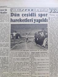 Cumhuriyet Gazetesi - 22 Haziran 1942 - Üçüncü Merhale Yazan Yunus Nadi Köşe Yazısı -  İstanbul Kulüpleriyle Temasa Memur Edilen Vildan Aşir Ve Burhan Felek Fotoğraf - Ankara At Yarışları - Millî Şef İsmet İnönü Dünkü At Yarışlarını Takip Buyurdular - Afrika'da Harekat Tobruk Teslim Oldu - Askeri Vaziyet Tobruk Ve Sivastopol Harplerinin Vaziyeti Yazan Emekli General H. Emir Erkilet Yazı - Gazi Bulvarı Tamamlanıyor - Aldan Kimmiş İslam Türk Ansiklopedisinin Kap Mecmuacısına Yazan İsmail Habib - Rakıdan Ölenler Hakkında Tahkikat - Siyasi İcmal Bir Yıldönümü Yazan Ömer Rıza Doğrul - Safiye Ayla Ve Muammer Karaca Tepebaşı Belediyesi Bahçesinde - Ülker Fırtınası Yazan Safiye Erol Yazı Dizisi - Şeref Stadında Atletizm Müsabakaları - Sinop Gerze Futbol Maçı - İlonka Yağlı Yağsız Kar Ve Acı Badem Kremleri - Bütün Halk Radyo Yıldızı Nevzat Akay'ı Görmek İçin Taksim Kristal'e Koşuyor - Blaupunkt Radyoları - İdris Müshil Limonatası