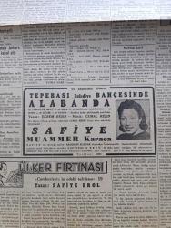 Cumhuriyet Gazetesi - 22 Haziran 1942 - Üçüncü Merhale Yazan Yunus Nadi Köşe Yazısı -  İstanbul Kulüpleriyle Temasa Memur Edilen Vildan Aşir Ve Burhan Felek Fotoğraf - Ankara At Yarışları - Millî Şef İsmet İnönü Dünkü At Yarışlarını Takip Buyurdular - Afrika'da Harekat Tobruk Teslim Oldu - Askeri Vaziyet Tobruk Ve Sivastopol Harplerinin Vaziyeti Yazan Emekli General H. Emir Erkilet Yazı - Gazi Bulvarı Tamamlanıyor - Aldan Kimmiş İslam Türk Ansiklopedisinin Kap Mecmuacısına Yazan İsmail Habib - Rakıdan Ölenler Hakkında Tahkikat - Siyasi İcmal Bir Yıldönümü Yazan Ömer Rıza Doğrul - Safiye Ayla Ve Muammer Karaca Tepebaşı Belediyesi Bahçesinde - Ülker Fırtınası Yazan Safiye Erol Yazı Dizisi - Şeref Stadında Atletizm Müsabakaları - Sinop Gerze Futbol Maçı - İlonka Yağlı Yağsız Kar Ve Acı Badem Kremleri - Bütün Halk Radyo Yıldızı Nevzat Akay'ı Görmek İçin Taksim Kristal'e Koşuyor - Blaupunkt Radyoları - İdris Müshil Limonatası