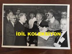 BEŞİKTAŞ'IN EFSANE BAŞKANI SÜLEYMAN SEBA'NIN ORİJİNAL 2'Lİ FOTOĞRAF SETİ, 18 x 12 cm EBADINDA - SÜLEYMAN SEBA SANDIĞA OY ZARFINI ATARKEN ÇEKİLMİŞ 2 FARKLI KARE