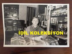 BEŞİKTAŞ'IN EFSANE BAŞKANI SÜLEYMAN SEBA'NIN ORİJİNAL 3'LÜ FOTOĞRAF SETİ, 18 x 12 cm EBADINDA - SÜLEYMAN SEBA RAHATSIZLANIP ODASINDA BATTANİYENİN ALTINDA DİNLENİRKEN ÇEKİLMİŞ 3 FARKLI KARE