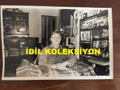 BEŞİKTAŞ'IN EFSANE BAŞKANI SÜLEYMAN SEBA'NIN ORİJİNAL 3'LÜ FOTOĞRAF SETİ, 18 x 12 cm EBADINDA - SÜLEYMAN SEBA RAHATSIZLANIP ODASINDA BATTANİYENİN ALTINDA DİNLENİRKEN ÇEKİLMİŞ 3 FARKLI KARE