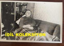 BEŞİKTAŞ'IN EFSANE BAŞKANI SÜLEYMAN SEBA'NIN ORİJİNAL 3'LÜ FOTOĞRAF SETİ, 18 x 12 cm EBADINDA - SÜLEYMAN SEBA RAHATSIZLANIP ODASINDA BATTANİYENİN ALTINDA DİNLENİRKEN ÇEKİLMİŞ 3 FARKLI KARE