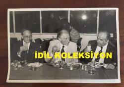 BEŞİKTAŞ'IN EFSANE BAŞKANI SÜLEYMAN SEBA'NIN ORİJİNAL 2'Lİ FOTOĞRAF SETİ, 18 x 12 cm EBADINDA - SÜLEYMAN SEBA KONUKLARIYLA AYNI MASADA RAKI İÇERKEN ve YAN YANA POZ VERİRKEN FARKLI ZAMANLARDA ÇEKİLMİŞ 2 FARKLI KARE