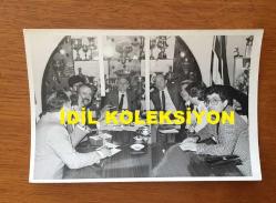 BEŞİKTAŞ'IN EFSANE BAŞKANI SÜLEYMAN SEBA'NIN ORİJİNAL 2'Lİ FOTOĞRAF SETİ, 16 x 11 cm EBADINDA - SÜLEYMAN SEBA ODASINDAKİ BÜYÜK MASADA KULÜP YÖNETİCİLERİ, TEKNİK EKİP ve CENK KORAY İLE TOPLANTI DÜZENLERKEN ÇEKİLMİŞ 2 FARKLI KARE