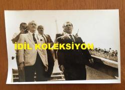 BEŞİKTAŞ'IN EFSANE BAŞKANI SÜLEYMAN SEBA'NIN ORİJİNAL 4'LÜ FOTOĞRAF SETİ, 18 x 12 cm EBADINDA - SÜLEYMAN SEBA, GENÇLİK ve SPORDAN SORUMLU DEVLET BAKANI İSMET ÖZASLAN İLE BULUŞMASINDAN 4 FARKLI FOTOĞRAF