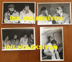 BEŞİKTAŞ'IN EFSANE BAŞKANI SÜLEYMAN SEBA'NIN ORİJİNAL 4'LÜ FOTOĞRAF SETİ, 18 x 12 cm EBADINDA - SÜLEYMAN SEBA KENARDA YEDEK KULÜBESİNİN YANINDA TEKNİK EKİPLE BİRLİKTE MAÇI TAKİP EDERKEN ÇEKİLMİŞ 4 FARKLI KARE