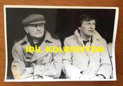 BEŞİKTAŞ'IN EFSANE BAŞKANI SÜLEYMAN SEBA'NIN ORİJİNAL 4'LÜ FOTOĞRAF SETİ, 18 x 12 cm EBADINDA - SÜLEYMAN SEBA KENARDA YEDEK KULÜBESİNİN YANINDA TEKNİK EKİPLE BİRLİKTE MAÇI TAKİP EDERKEN ÇEKİLMİŞ 4 FARKLI KARE
