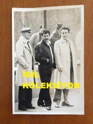 BEŞİKTAŞ'IN EFSANE BAŞKANI SÜLEYMAN SEBA'NIN ORİJİNAL 4'LÜ FOTOĞRAF SETİ, 18 x 12 cm EBADINDA - SÜLEYMAN SEBA KARELİ ŞAPKASIYLA SAHADA YÜRÜRKEN ve KENARDA YEDEK KULÜBESİNİN YANINDA TEKNİK EKİPLE BİRLİKTE MAÇI TAKİP EDERKEN ÇEKİLMİŞ 4 FARKLI KARE