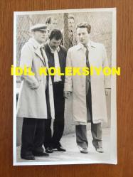 BEŞİKTAŞ'IN EFSANE BAŞKANI SÜLEYMAN SEBA'NIN ORİJİNAL 4'LÜ FOTOĞRAF SETİ, 18 x 12 cm EBADINDA - SÜLEYMAN SEBA KARELİ ŞAPKASIYLA SAHADA YÜRÜRKEN ve KENARDA YEDEK KULÜBESİNİN YANINDA TEKNİK EKİPLE BİRLİKTE MAÇI TAKİP EDERKEN ÇEKİLMİŞ 4 FARKLI KARE