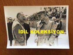 BEŞİKTAŞ'IN EFSANE BAŞKANI SÜLEYMAN SEBA'NIN ORİJİNAL 4'LÜ FOTOĞRAF SETİ, 18 x 12 cm EBADINDA - SÜLEYMAN SEBA KARELİ ŞAPKASIYLA SAHADA YÜRÜRKEN ve KENARDA YEDEK KULÜBESİNİN YANINDA TEKNİK EKİPLE BİRLİKTE MAÇI TAKİP EDERKEN ÇEKİLMİŞ 4 FARKLI KARE