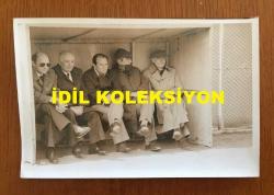 BEŞİKTAŞ'IN EFSANE BAŞKANI SÜLEYMAN SEBA'NIN ORİJİNAL 4'LÜ FOTOĞRAF SETİ, 18 x 12 cm EBADINDA - SÜLEYMAN SEBA KARELİ ŞAPKASIYLA SAHADA YÜRÜRKEN ve KENARDA YEDEK KULÜBESİNİN YANINDA TEKNİK EKİPLE BİRLİKTE MAÇI TAKİP EDERKEN ÇEKİLMİŞ 4 FARKLI KARE