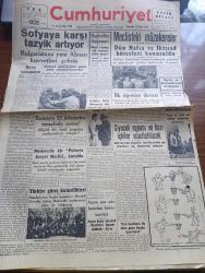 Cumhuriyet Gazetesi - 27 Mayıs 1944 - Bütçe Konuşmaları Yazan Profesör Doktor Yavuz Abadan Köşe Yazısı - Sofyaya Karşı Tazyik Artıyor - Bulgaristan'a Yeni Alman Kuvvetleri Gelmiş - Roosevelt'in Beyanatı Harp Sonuna Ait Emniyet Planı Hazır - Romaya 33 Kilometre Mesafede Savaş - Moskova'da Bir Polonya Sovyet Meclisi Kuruldu - Futbolcu Bekir Almanya'da Öldü - İlköğretim Davası - Giyecek Eşyası Ve Bazı İçkiler Ucuzlatılacak - Yeni Harflerle İlk Altın Para Bugün Basılıyor - Türkiye Güreş Birincilikleri Fotoğraf - Müzeyyen Senar Işıl Sadi Işılay ve Mualla Gökçay Tepebaşı Belediye Bahçesinde - Bir Hayatın Filmi Yazan İsmail Habib Sevük - Şirketi Hayriye - Sokaktan Gelen Kadın Yazan Esat Mahmut Karakurt Yazı Dizisi - Dertli Pınar Filmi Kadıköy Hale Sinemasında - Güreş Tekirdağlı Hüseyin Ve Habeş Kasım Bu Pazar Şehzadebaşı Süleymaniye Kulübünde - Memleketimizin En Kıymetli Ses Ve Saz Sanatkarları Maçkada Küçük Çiftlik Parkında - Bugünkü Radyo Programı - Büyükdere Beyaz Park Açıldı - Borsa