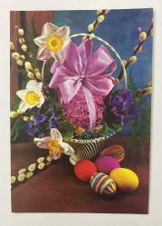 HEDİYE KARTPOSTALI - 15 x 10 cm EBADINDA  - ARKASI YAZILI - BEYAZ ÇİÇEKLERLE SÜSLENMİŞ İÇİNDE BÜYÜK PEMBE PASKLAYA YUMURATSI OLAN HASIR SEPET VE RENKLİ KÜÇÜK PASKALYA YUMURTALARI