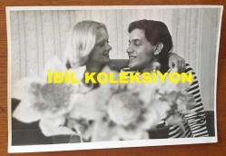 ŞARKICI NECO'NUN ORİJİNAL FOTOĞRAFI 18 x 12 cm EBADINDA - NECO ve EŞİ OYA GERMEN BİRBİRLERİNE SARILIRKEN