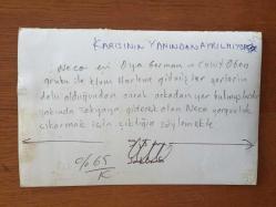 ŞARKICI NECO'NUN ORİJİNAL FOTOĞRAFI 18 x 12 cm EBADINDA - NECO, EŞİ OYA GERMEN ve CAHİT OBEN GRUBU İLE KULÜP HARLEM'E GİDİP AYNI MASADA VAKİT GEÇİRİRLERKEN