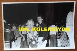 ŞARKICI NECO'NUN ORİJİNAL FOTOĞRAFI 18 x 12 cm EBADINDA - NECO EŞİ OYA GERMEN'LE DANS EDERKEN