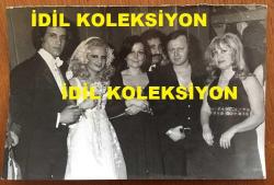 ŞARKICI NECO'NUN ORİJİNAL FOTOĞRAFI 18 x 12 cm EBADINDA - NECO, EŞİ OYA GERMEN'LE DÜĞÜNDE HATIRA FOTOĞRAFI ÇEKTİRİRLERKEN