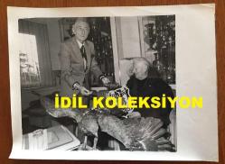 BEŞİKTAŞ'IN EFSANE BAŞKANI SÜLEYMAN SEBA'NIN ORİJİNAL 2'Lİ BÜYÜK BOY FOTOĞRAF SETİ, 24 x 18 cm EBADINDA - SÜLEYMAN SEBA KENDİSİNİ ZİYARETE GELEN KONUĞU İLE ODASINDA HARTAL HEYKELİNİN ÖNÜNDE SOHBET EDERKEN ÇEKİLMİŞ 2 FARKLI KARE